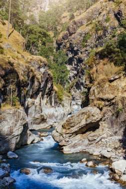 Sonbahar mevsiminde dağların manzarası, doğa güzelliği kavramı.  