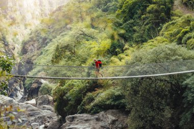 Nepal 'de asma köprü, seyahat konsepti