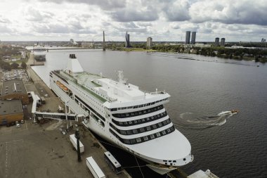 Riga limanında bir sürü yolcu gemisi var. Yukarıdan bir İHA ile yakalandı..