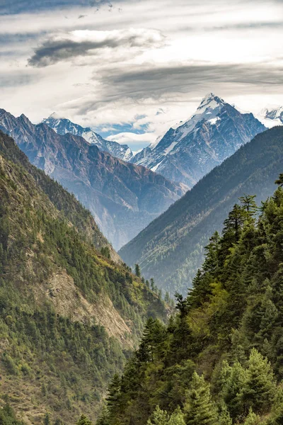 Vista Panorámica Las Montañas Con Picos Nevados Concepto Belleza Naturaleza — Foto de Stock