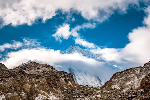 Vista Panorâmica Montanhas Com Picos Cobertos Neve Conceito Beleza Natureza — Fotografia de Stock