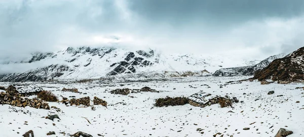 Vista Panorâmica Montanhas Com Picos Cobertos Neve Conceito Beleza Natureza — Fotografia de Stock