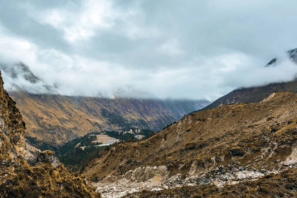 Vista Panorâmica Montanhas Com Picos Cobertos Neve Conceito Beleza Natureza — Fotografia de Stock