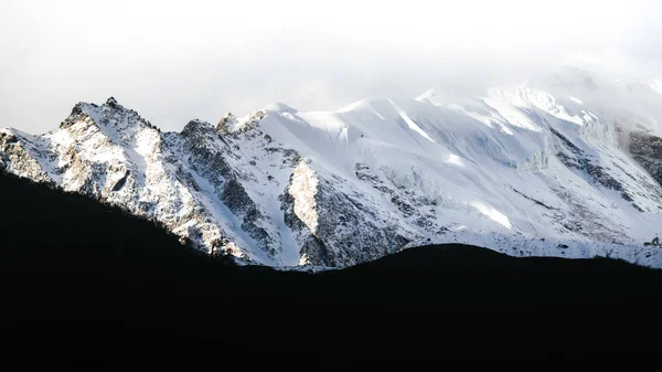 Karla Kaplı Tepeleri Olan Dağların Manzarası Doğa Güzelliği Kavramı — Stok fotoğraf
