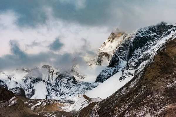Malowniczy Widok Góry Pokrytymi Śniegiem Szczytami Koncepcja Piękna Przyrody — Zdjęcie stockowe