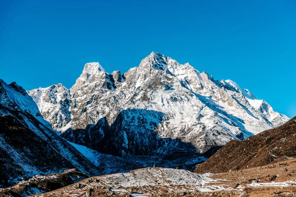 尼泊尔一个阳光明媚的日子 喜马拉雅山上覆盖着白雪 2017年12月Manaslu环路旅行 — 图库照片