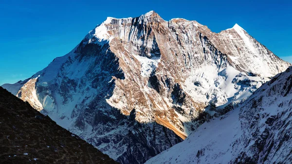 尼泊尔一个阳光明媚的日子 喜马拉雅山上覆盖着白雪 2017年12月Manaslu环路旅行 — 图库照片