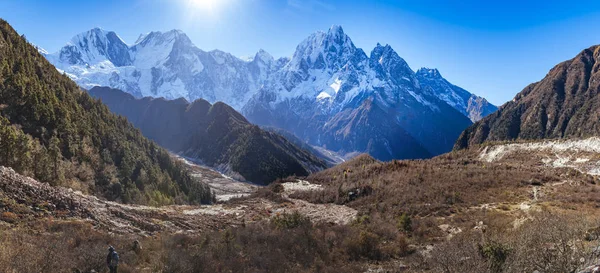 Nepal 'de güneşli bir günde Himalaya dağlarını kar kapladı. Manaslu turu Aralık 2017.