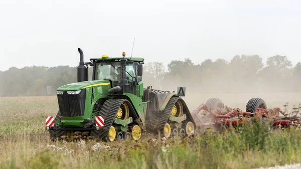 Traktor Lapangan Pada Hari Yang Cerah Dengan Latar Belakang Langit — Stok Foto
