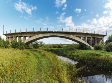 Gündüz vakti nehir üzerindeki köprü manzarası 