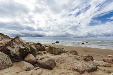 Güneşli bir yaz gününde Baltık Denizi kıyısında ve deniz kıyısında kayalıklar.