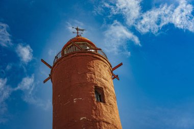 Mavi gökyüzü arkaplanındaki eski ışıkevi