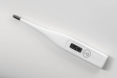 Elektronik tıbbi termometre beyaz arkaplanda izole edildi.
