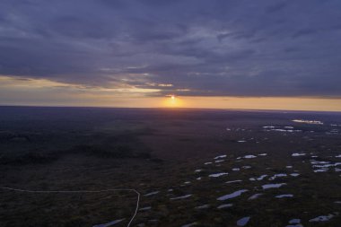 Bataklıkta gün batımı, altın bataklık, göller ve doğa. Yazın gün batımı akşam ışığı
