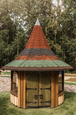 Ormanda peri ahşap binalar