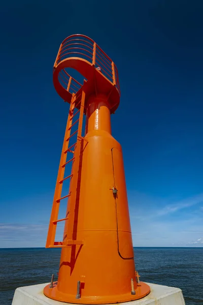 Pequeno Polo Farol Vermelho Moderno Toupeira Concreto Renovado Isolado Céu — Fotografia de Stock