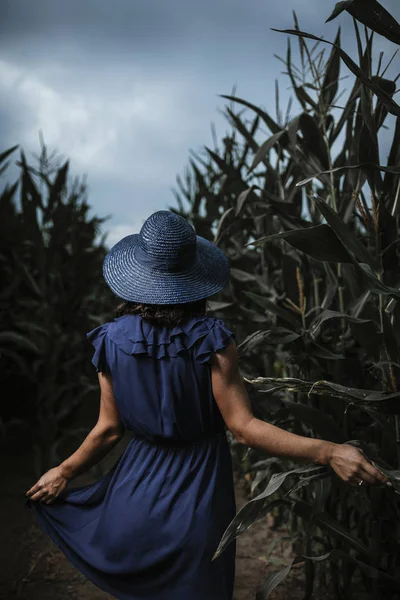Piękna Kobieta Niebieskim Kapeluszu Tyłu Polu Kukurydzy Podczas Burzliwych Chmur — Zdjęcie stockowe