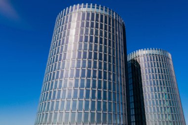 Riga, Letonya 24 Mayıs. 2018 Çok fonksiyonlu kule şekilli binalar, modern cam gökdelenler, yerleşim yerleri Z-Kuleleri.