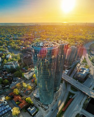 Parlak güneşli sonbahar gününde şehir manzarası