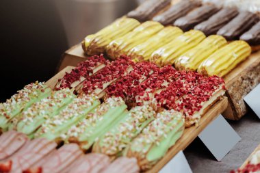 Tahtalara konmuş renkli eklerName