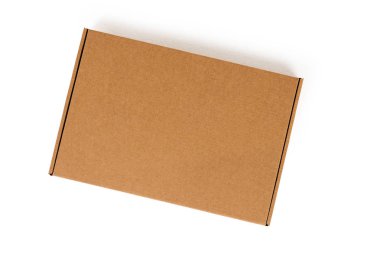 Beyaz arkaplanda izole edilmiş karton kutuyu kapat 