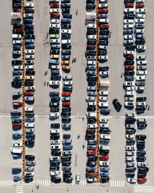 Gündüz vakti dolu arabaların park alanlarının en üst görüntüsü