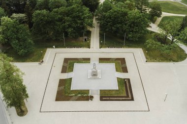 Parlak güneşli sonbahar gününde şehir manzarası