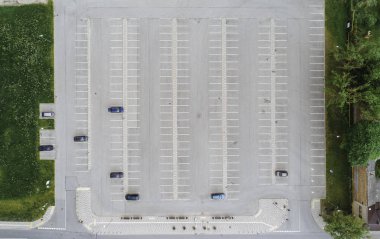 Modern bir binanın çatısı.