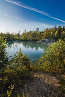 Mavi renkli su ve mavi gökyüzü ile küçük su göleti.