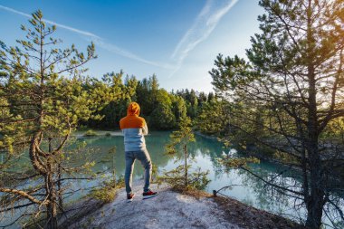 Mavi renkli su ve mavi gökyüzü ile küçük su göleti.