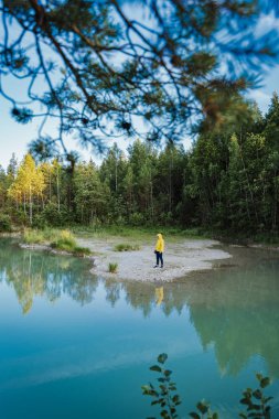 Mavi renkli su ve mavi gökyüzü ile küçük su göleti.