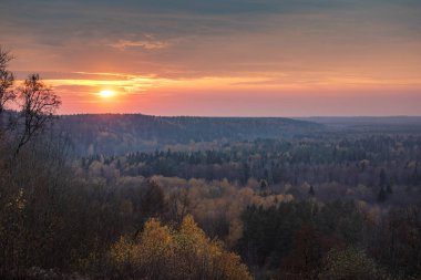 Sonbahar mevsiminde dramatik gün batımı, doğa güzelliği kavramı 