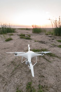 Dron kuadkopteri sahada.