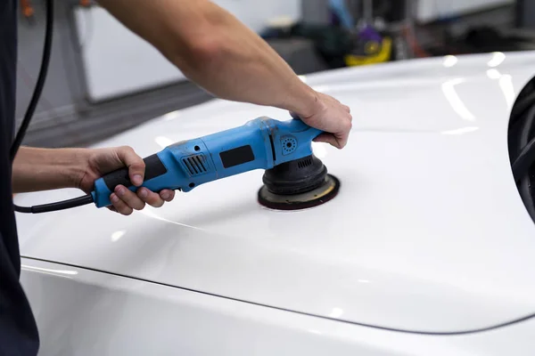 Hombre Pule Superficie Pintada Coche Con Una Pulidora Neumática — Foto de Stock