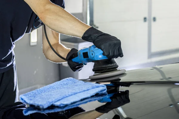 Hombre Pule Superficie Pintada Coche Con Una Pulidora Neumática — Foto de Stock