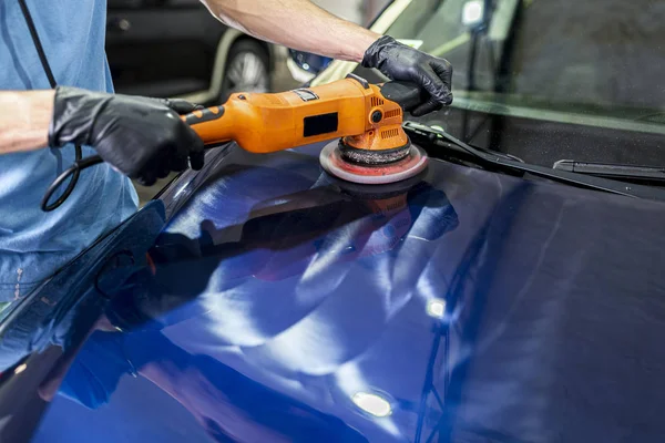 Hombre Pule Superficie Pintada Coche Con Una Pulidora Neumática — Foto de Stock