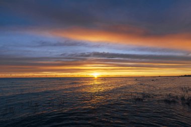 Sonbahar boyunca Kayalık Baltık Denizi 'nde Renkli Gün Doğumu