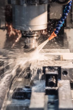 Metal Cnc değirmen makinesi. Modern işleme teknolojisinin fiberglas parçaları kesiliyor.