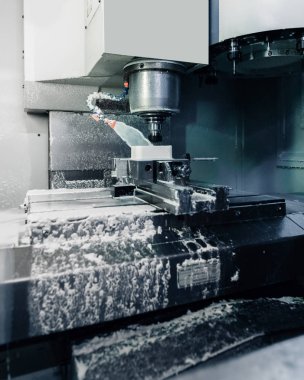 Metal Cnc değirmen makinesi. Modern işleme teknolojisinin fiberglas parçaları kesiliyor.