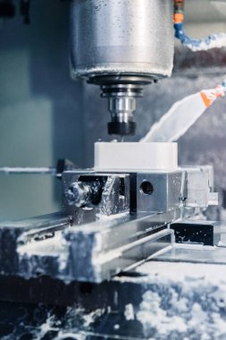 Metal işleten CNC değirmen makinesi. Metal modern işleme teknolojisi kesiliyor.