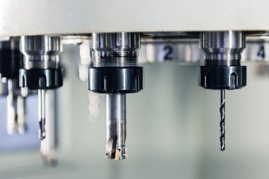 Metal işleten CNC değirmen makinesi. Metal modern işleme teknolojisi kesiliyor.