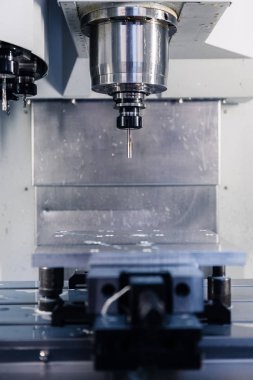 Metal işleten CNC değirmen makinesi. Metal modern işleme teknolojisi kesiliyor.