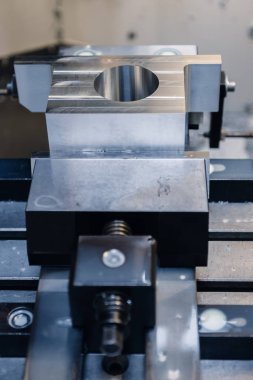 Metal işleten CNC değirmen makinesi. Metal modern işleme teknolojisi kesiliyor.