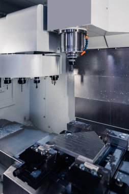 Metal işleten CNC değirmen makinesi. Metal modern işleme teknolojisi kesiliyor.