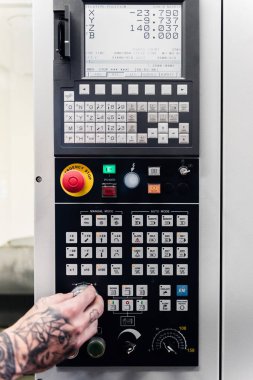 Metal işleten CNC değirmen makinesi. Metal modern işleme teknolojisi kesiliyor.