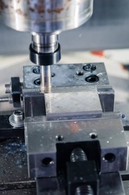 Metal işleten CNC değirmen makinesi. Metal modern işleme teknolojisi kesiliyor.