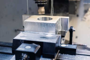 Metal işleten CNC değirmen makinesi. Metal modern işleme teknolojisi kesiliyor.
