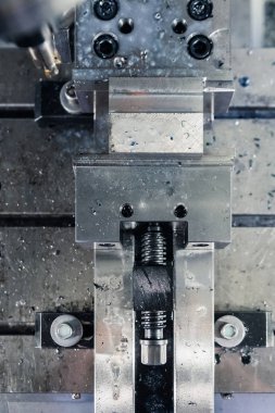 Metal Cnc değirmen makinesi. Modern işleme teknolojisinin fiberglas parçaları kesiliyor.