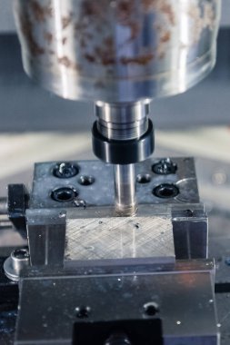 Metal Cnc değirmen makinesi. Modern işleme teknolojisinin fiberglas parçaları kesiliyor.