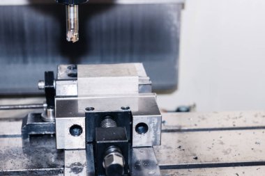 Metal Cnc değirmen makinesi. Modern işleme teknolojisinin fiberglas parçaları kesiliyor.